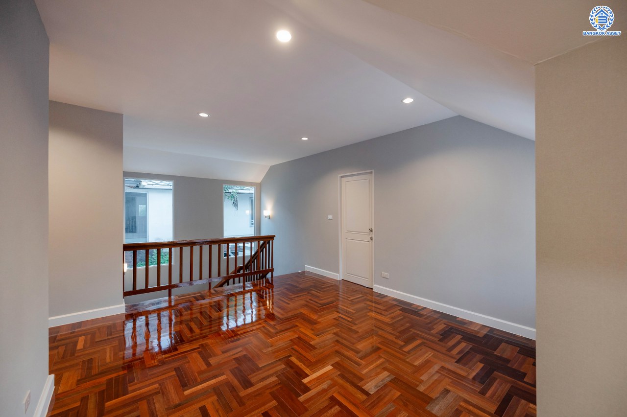 บ้านมือสองตกแต่งใหม่ โครงการ โนเบิลวานา ปิ่นเกล้า1 บ้านเดี่ยวหลังใหญ่ เนื้อที่ 65.6 ตร.ว. พื้นที่ใช้สอย 206.4 ตร.ม. ฟังก์ชัน 3 ห้องนอน 3 ห้องน้ำ 2 ห้องอเนกประสงค์  1 ห้องแม่บ้าน จอดรถได้ 2 คัน บนสุดยอดทำเลเดินทางสะดวก หน้าโครงการติดถนนใหญ่บรมราชชนนี ใกล้ทางคู่ขนานลอยฟ้าบรมราชชนนี ม.มหิดล เซ็นทรัลศาลายา และรายล้อมด้วยสิ่งอำนวยความสะดวกครบ...